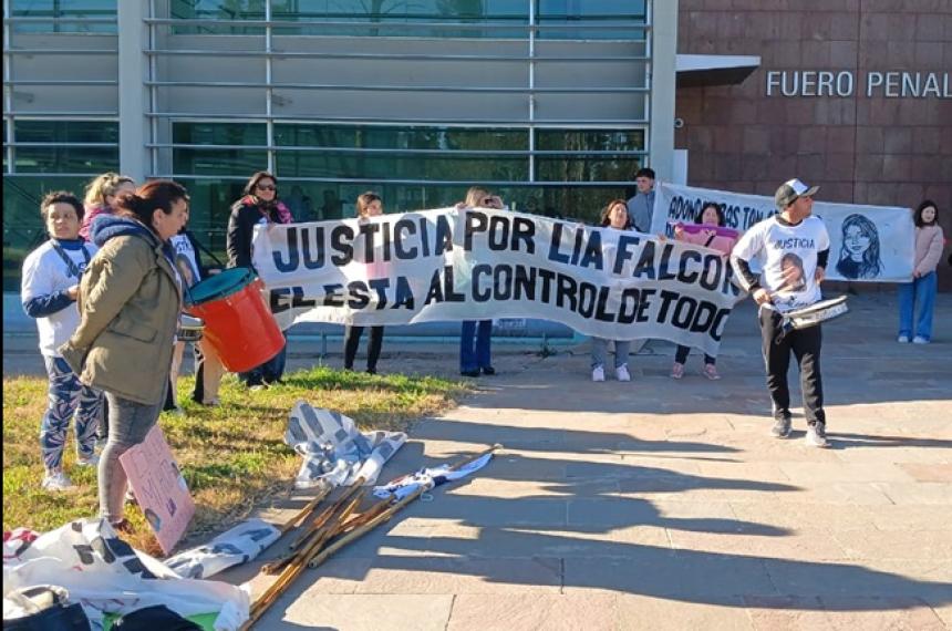 Protesta por las demoras en llevar a juicio al acusado de la muerte de Liacutea Falcoacuten