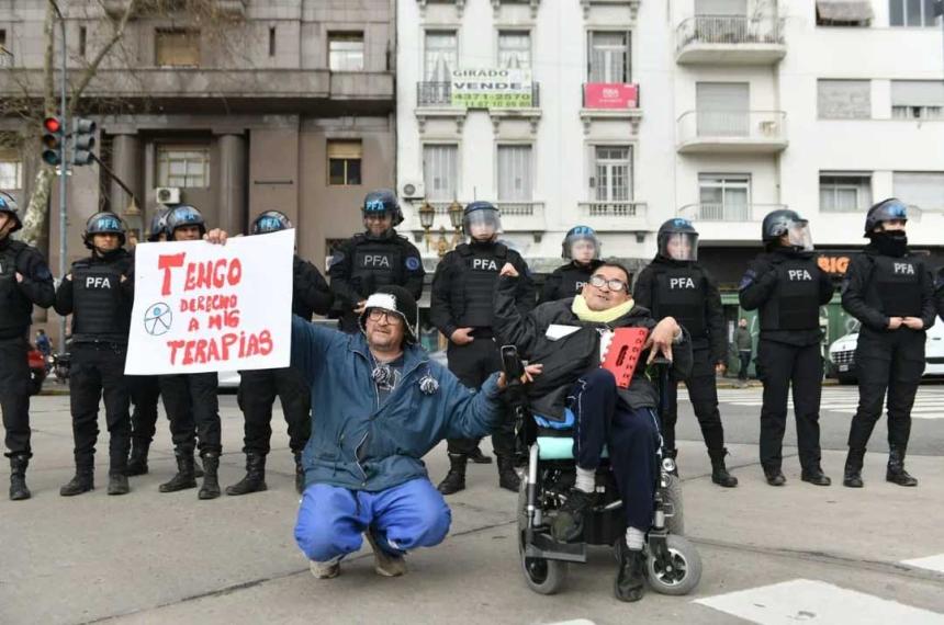 Gobierno evaluacutea un aumento en las prestaciones para personas con discapacidad
