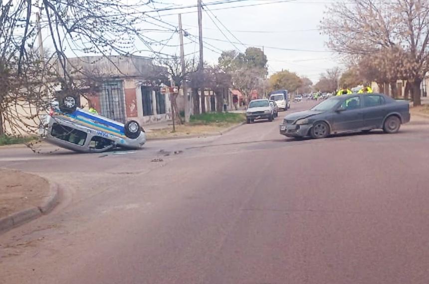 Choque y vuelco en una esquina de Villa Santillaacuten