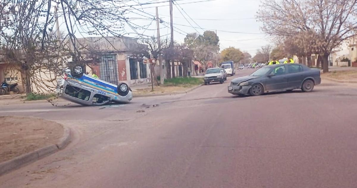 Choque y vuelco en una esquina de Villa Santillaacuten
