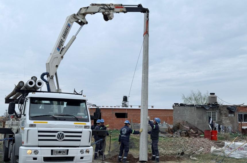 Comenzaron las obras para el tendido eleacutectrico en el barrio Micaela Garciacutea