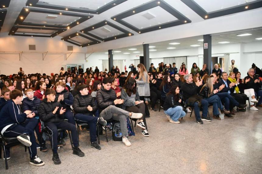 Maacutes de 300 joacutevenes y docentes en encuentro provincial de Cooperativas y Mutuales Escolares