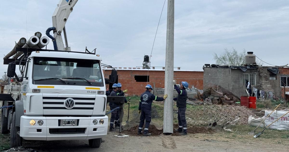 Comenzaron las obras para el tendido eleacutectrico en el barrio Micaela Garciacutea