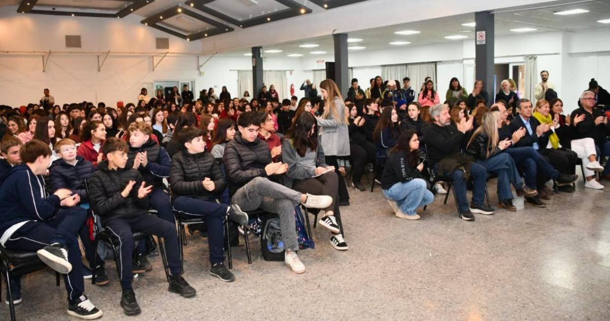 Maacutes de 300 joacutevenes y docentes en encuentro provincial de Cooperativas y Mutuales Escolares
