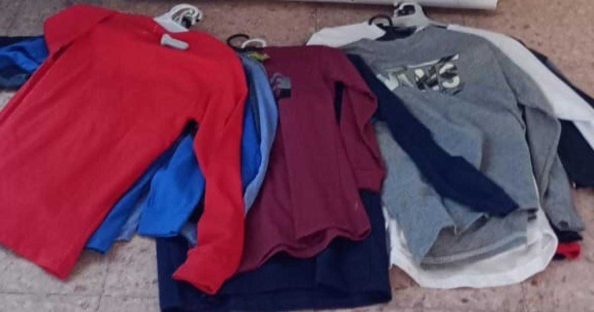 Detuvieron a un hombre por intentar robar 18 remeras en una tienda de Santa Rosa