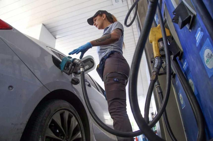 Tras cuatro meses de suba cayoacute 116-en-porciento- la venta de combustibles en julio