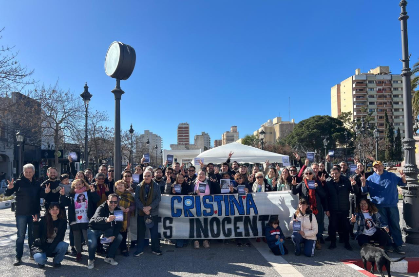 Reclamo en Santa Rosa por la libertad de Cristina Fernaacutendez de Kirchner