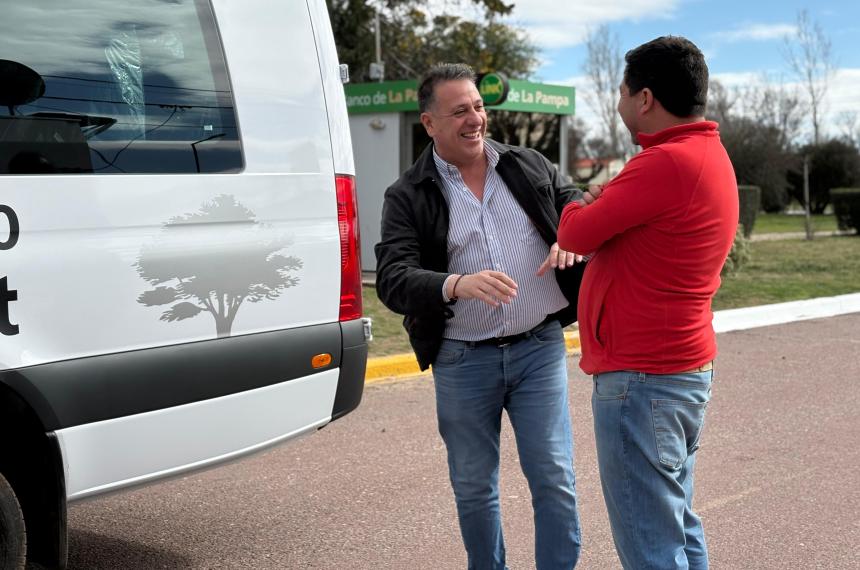 Entrega de nuevos vehiacuteculos en Metileo y Adolfo Van Praet