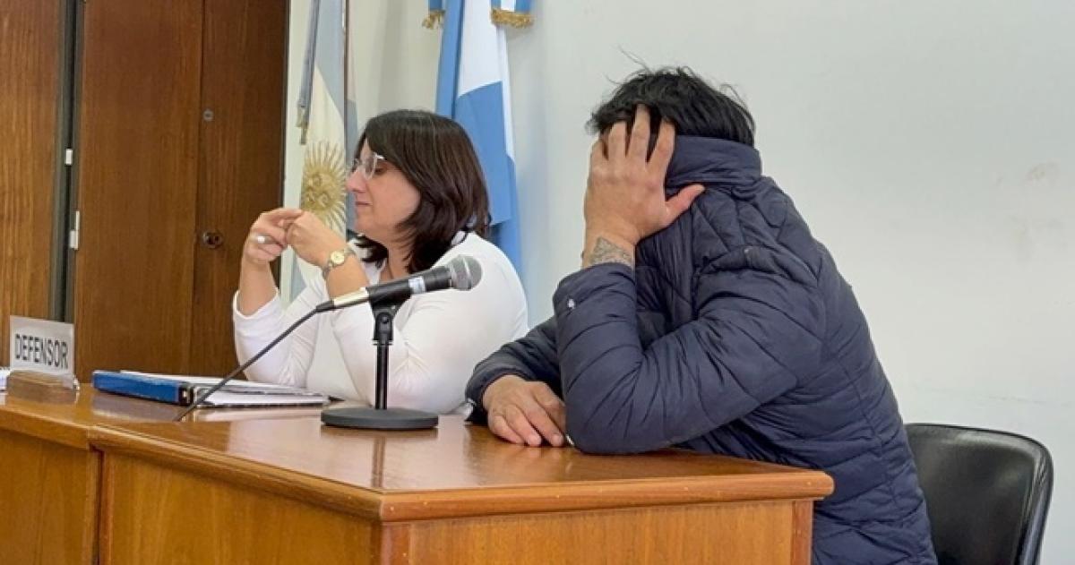 Prisioacuten domiciliaria para un hombre que roboacute junto a su hijo de 12 antildeos