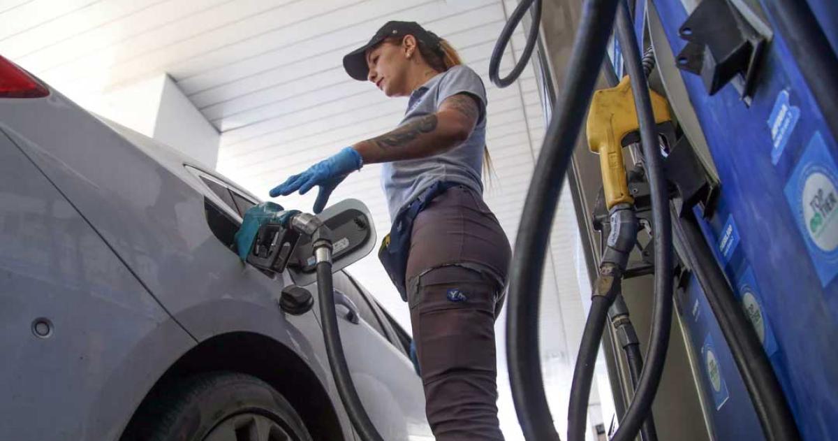 Tras cuatro meses de suba cayoacute 116-en-porciento- la venta de combustibles en julio