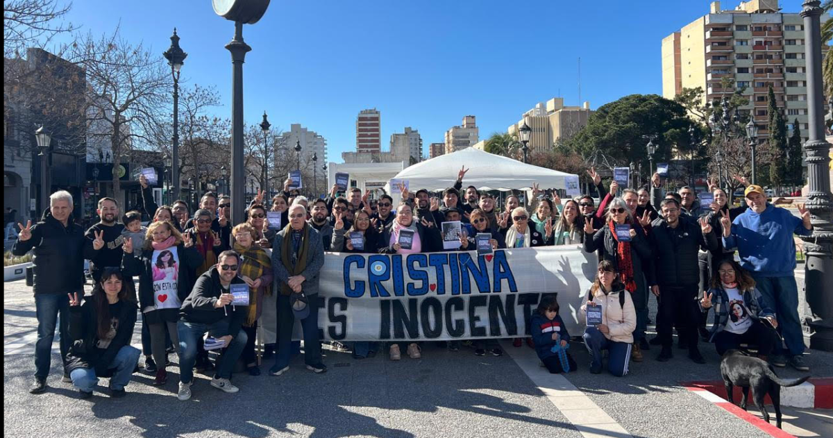 Reclamo en Santa Rosa por la libertad de Cristina Fernaacutendez de Kirchner