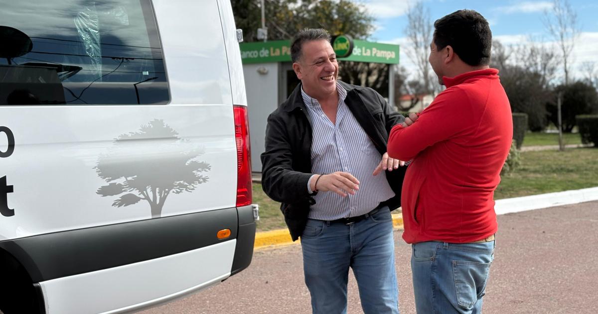 Entrega de nuevos vehiacuteculos en Metileo y Adolfo Van Praet