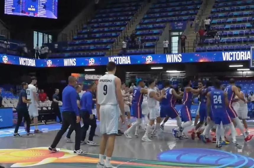Escandaloso final en la derrota de Argentina en basquet 
