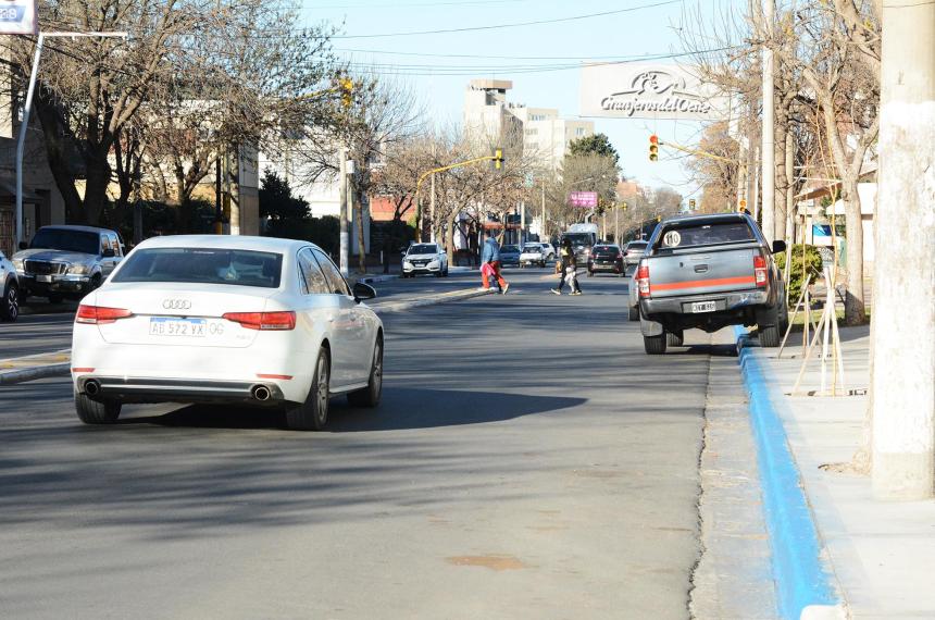 Pintan las nuevas zonas del estacionamiento medido en Santa Rosa