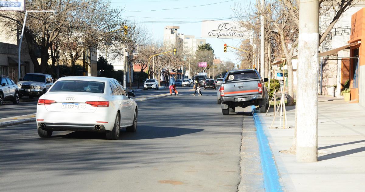 Pintan las nuevas zonas del estacionamiento medido en Santa Rosa