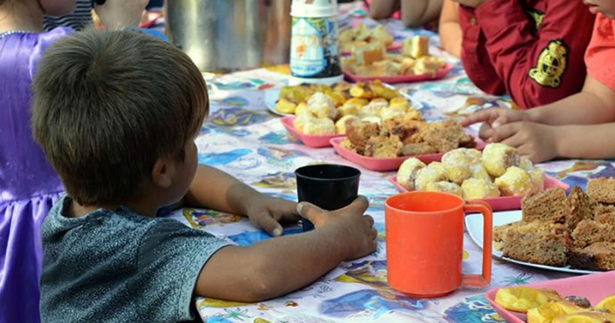 Festejan el Diacutea de la Nintildeez y piden donaciones para que siga funcionando el merendero del Nelson Madela