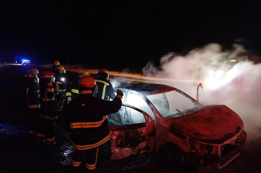 Se incendioacute un auto cerca de Winifreda