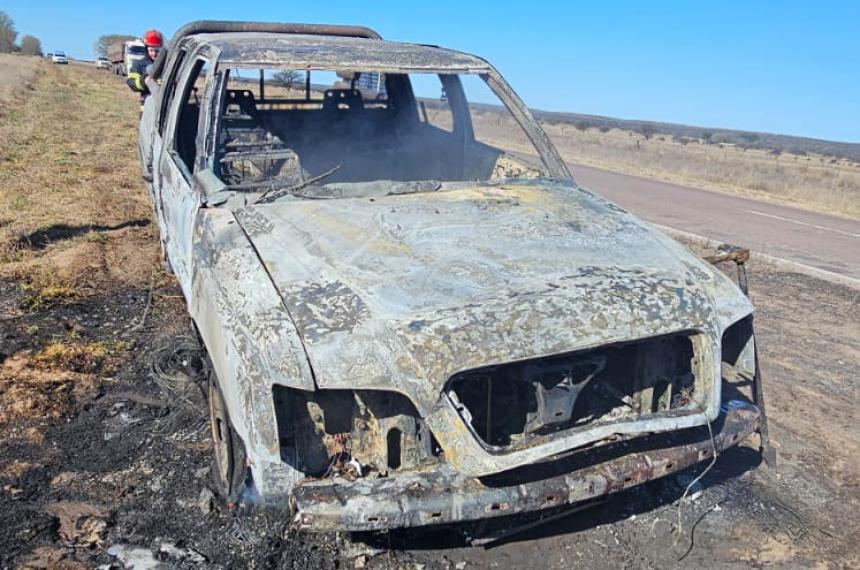 Una camioneta se incendioacute por completo en la Ruta Nacional 152