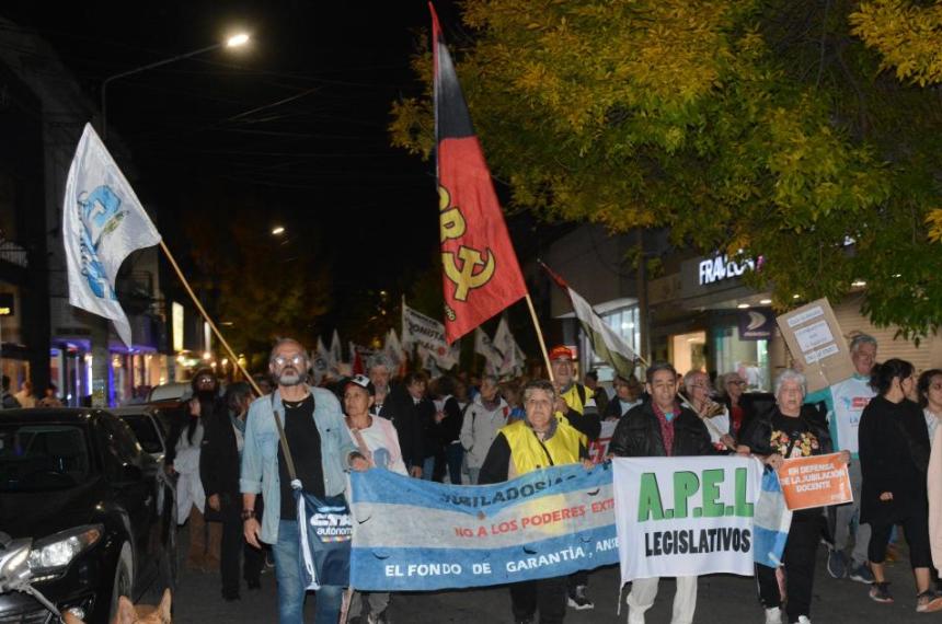 Marchan jubilados contra las poliacuteticas de la crueldad