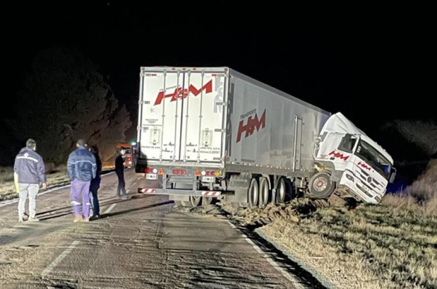 Fuerte choque entre un camioacuten y un auto en un cruce de rutas nacionales