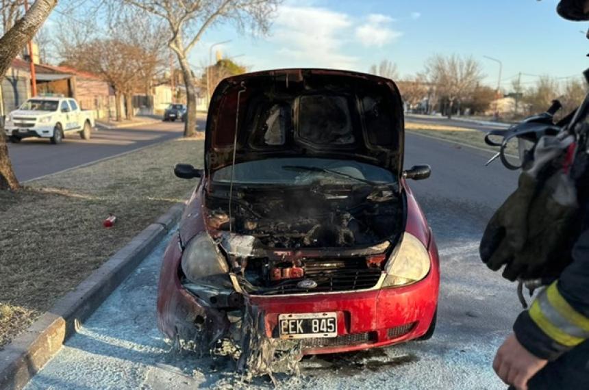 Se incendioacute un automoacutevil en la Avenida Circunvalacioacuten