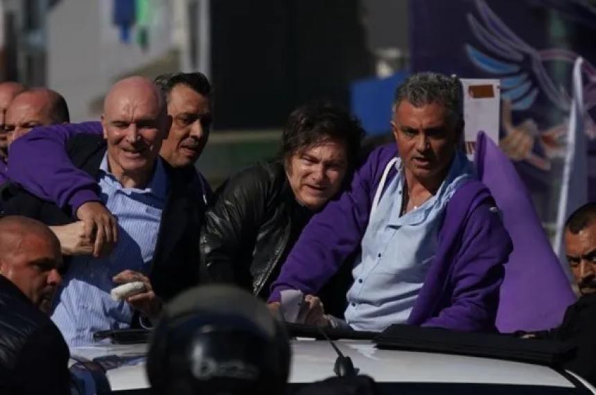 Le tiraron piedrazos a la caravana de Javier Milei en Lomas de Zamora y Joseacute Luis Espert se escapoacute en moto