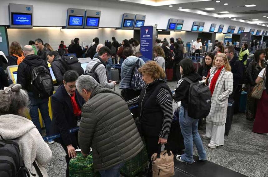 Gobierno y controladores aeacutereos acordaron levantar la medida de fuerza prevista