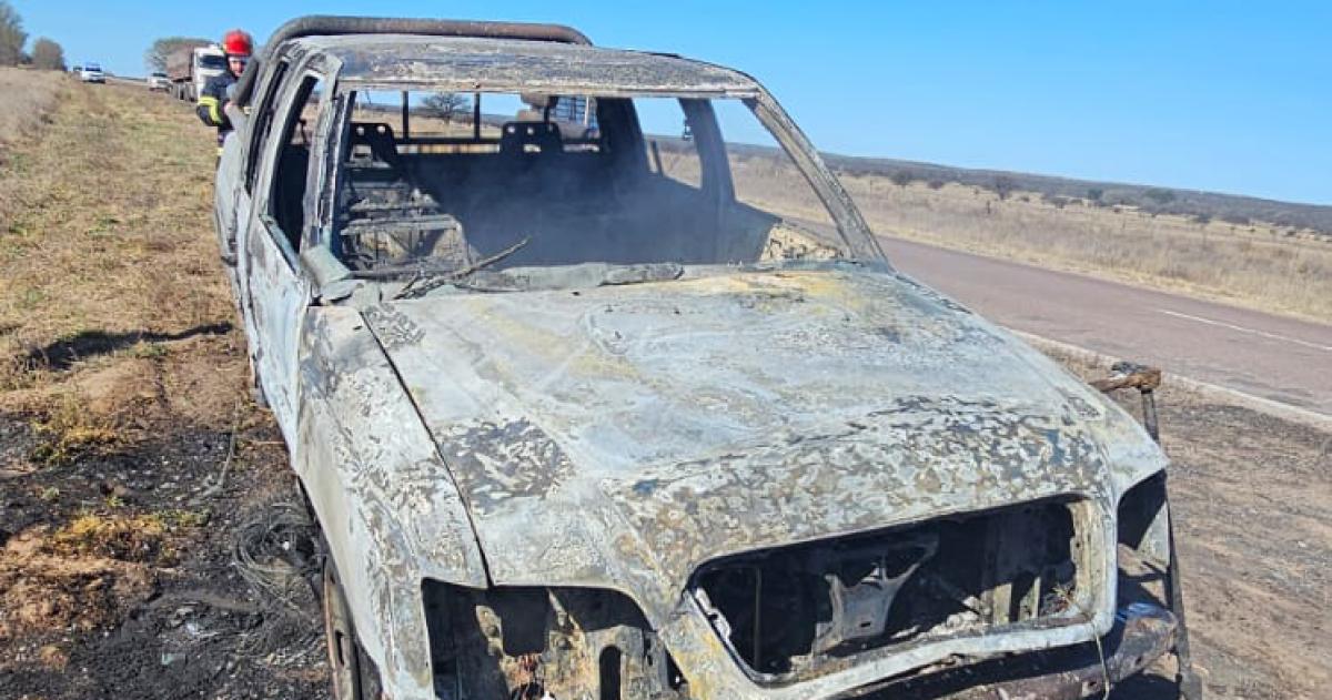 Una camioneta se incendioacute por completo en la Ruta Nacional 152