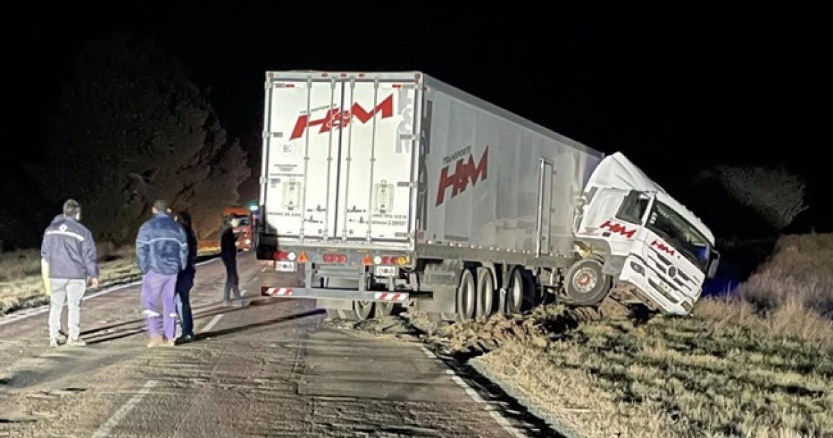 Fuerte choque entre un camioacuten y un auto en un cruce de rutas nacionales