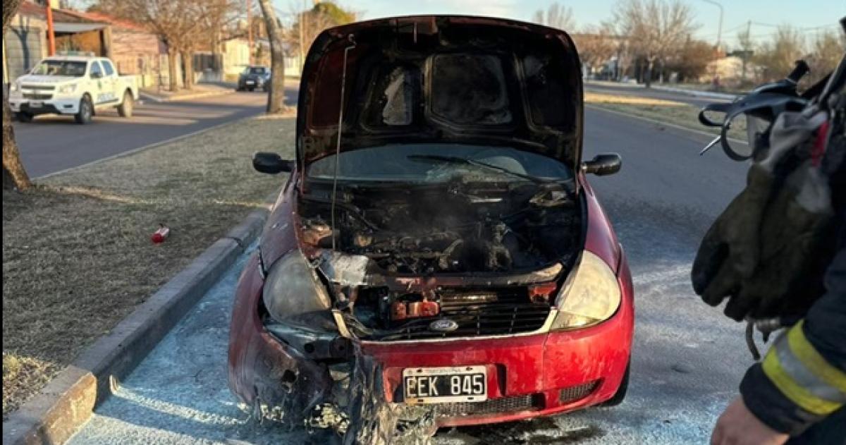 Se incendioacute un automoacutevil en la Avenida Circunvalacioacuten