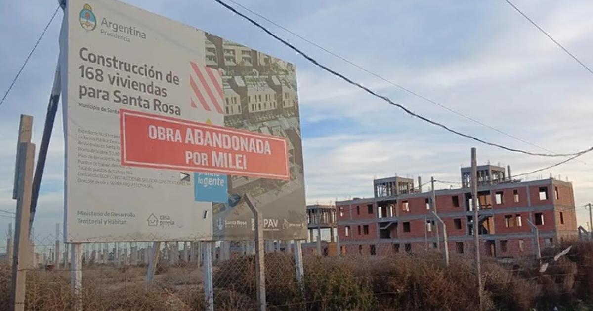 Francos dice que analiza transferir las viviendas del Procrear al gobierno provincial