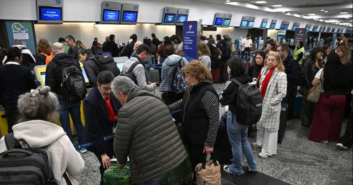 Gobierno y controladores aeacutereos acordaron levantar la medida de fuerza prevista