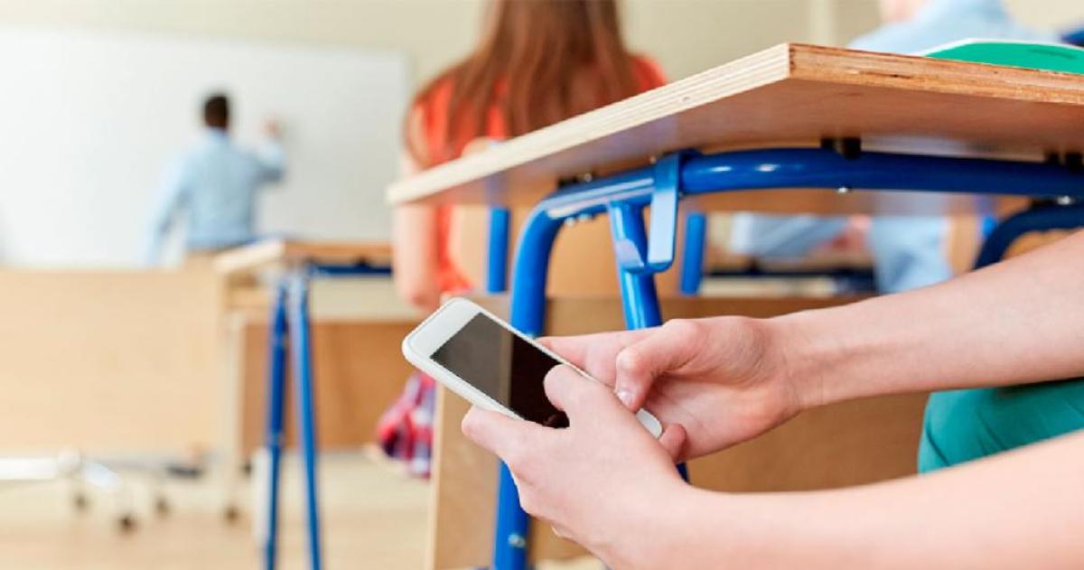 Corea del Sur aprueba ley que prohiacutebe el uso de celulares en las aulas