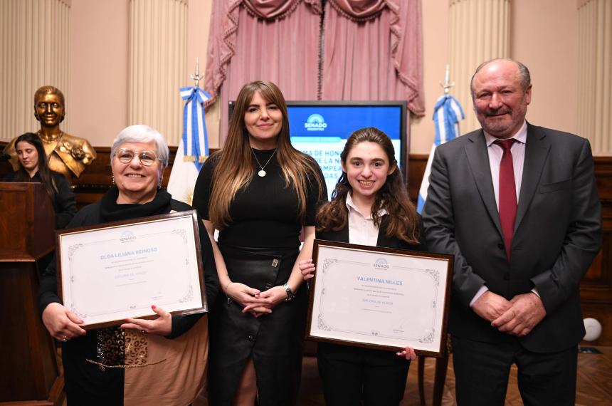 Huala reconocioacute a dos mujeres en el Senado