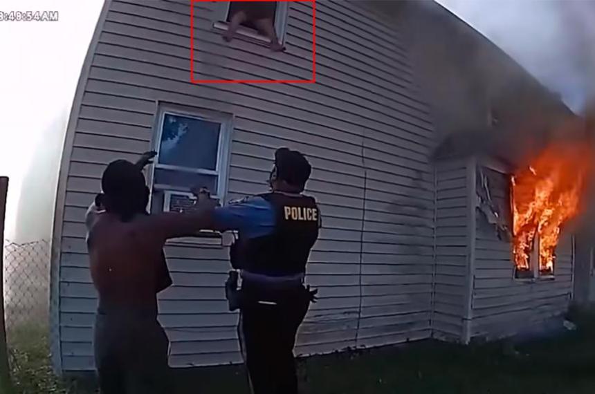 Dramaacutetico rescate en Nueva Jersey- un nene saltoacute de una casa en llamas y fue asistido por policiacuteas