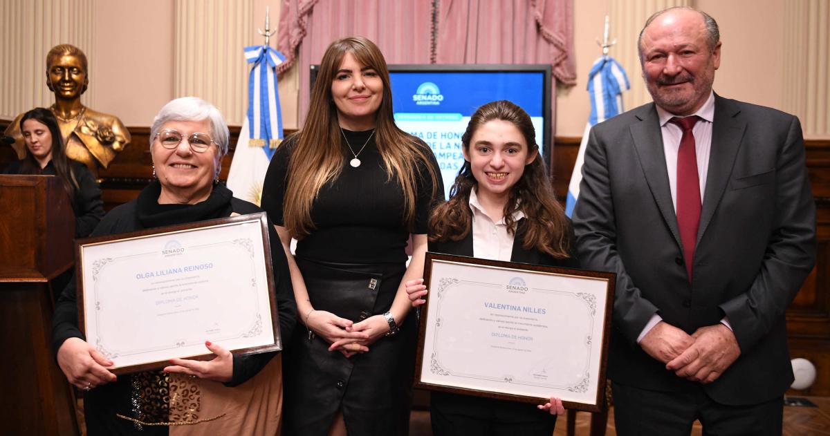 Huala reconocioacute a dos mujeres en el Senado