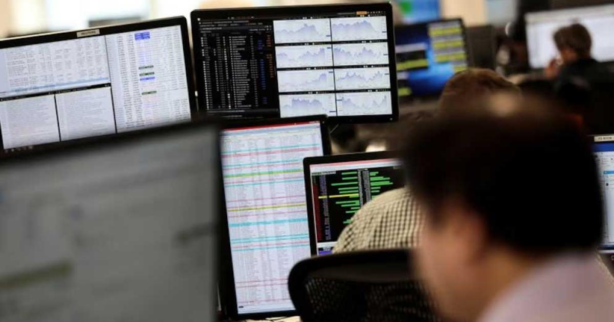 Alivio en los mercados- bajoacute el doacutelar y hubo un leve rebote de acciones y bonos