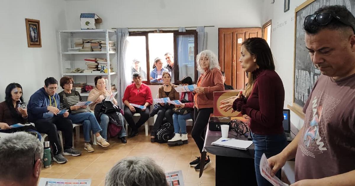 Charla abierta en la UB de Colonia Escalante sobre la Boleta Uacutenica de Papel