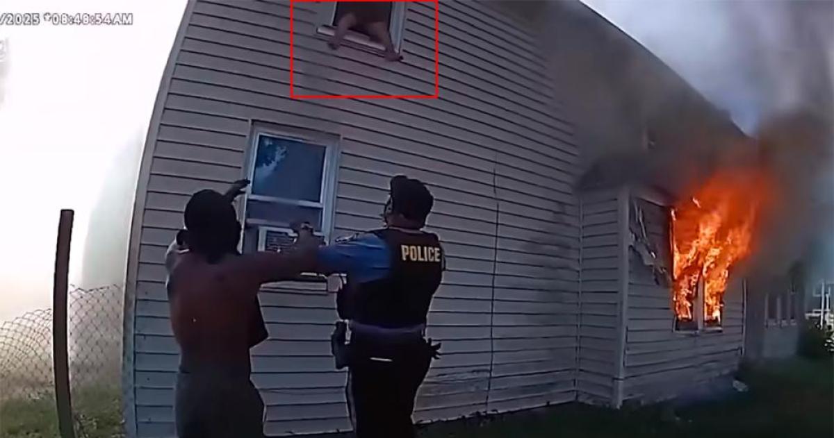 Dramaacutetico rescate en Nueva Jersey- un nene saltoacute de una casa en llamas y fue asistido por policiacuteas
