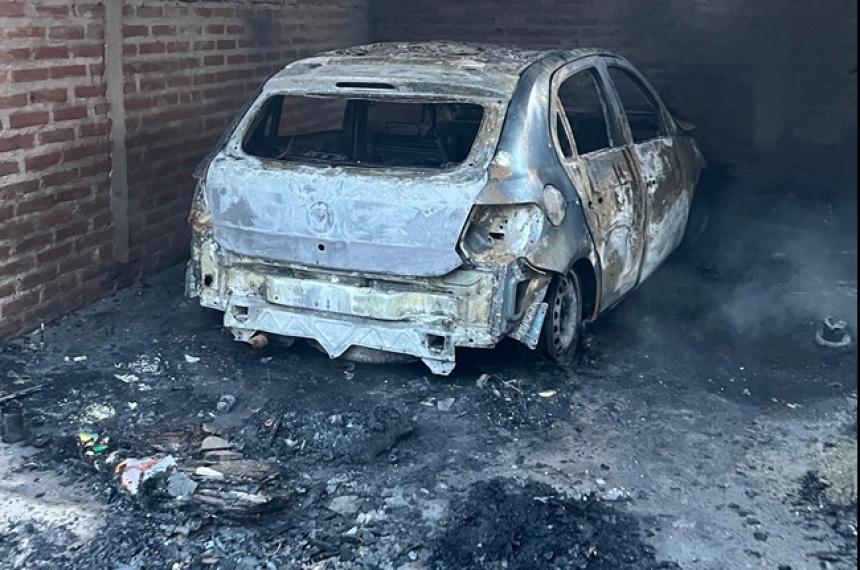 Un incendio destruyoacute un auto en un garaje de Santa Rosa