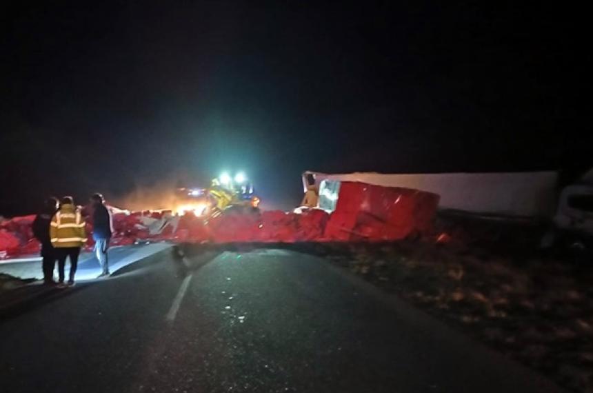 Camioacuten volcoacute en la Ruta 101 tras una maniobra para evitar un choque