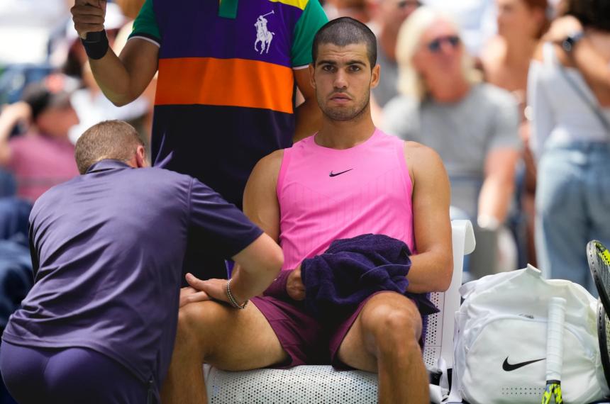 Alcaraz avanza en el US Open pero con dudas por una lesioacuten