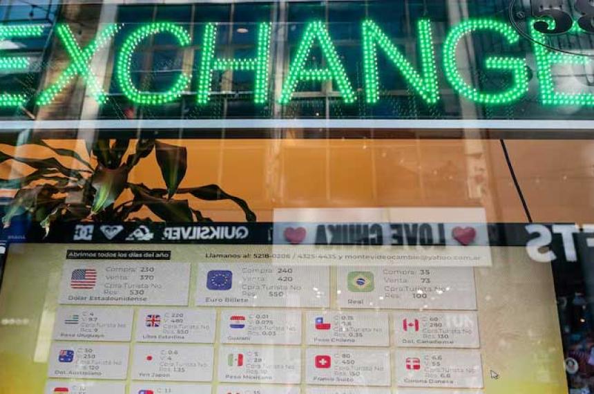 El doacutelar oficial cerroacute agosto en 1360 en Banco Nacioacuten