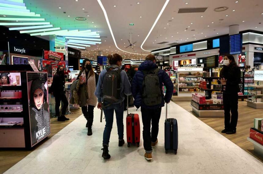 En julio los argentinos compraron USD 3400 millones y gastaron USD 1200 millones con tarjeta