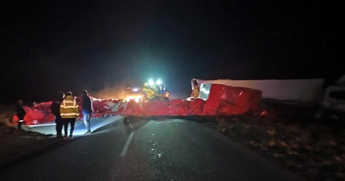 Camioacuten volcoacute en la Ruta 101 tras una maniobra para evitar un choque