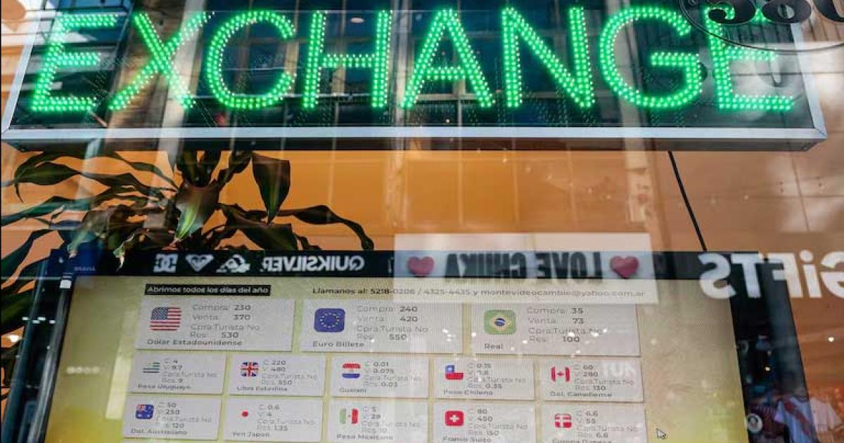 El doacutelar oficial cerroacute agosto en 1360 en Banco Nacioacuten