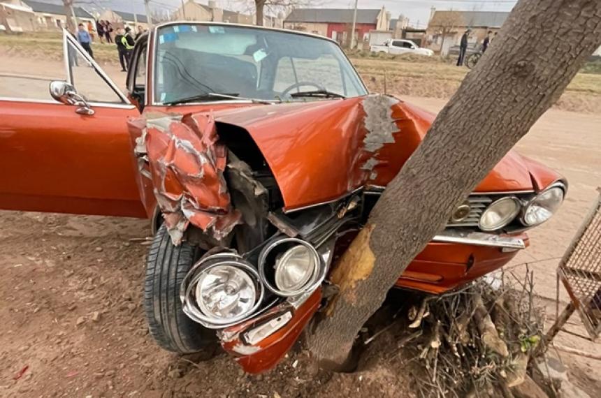 Conductor se descompensoacute chocoacute un auto estacionado y una columna 