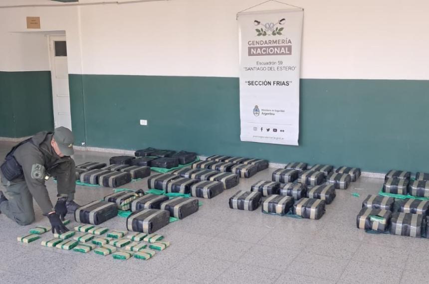 Incautaron 270 kilos de hojas de coca en un camioacuten que veniacutea a La Pampa