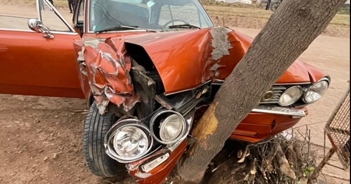 Conductor se descompensoacute chocoacute un auto estacionado y una columna 