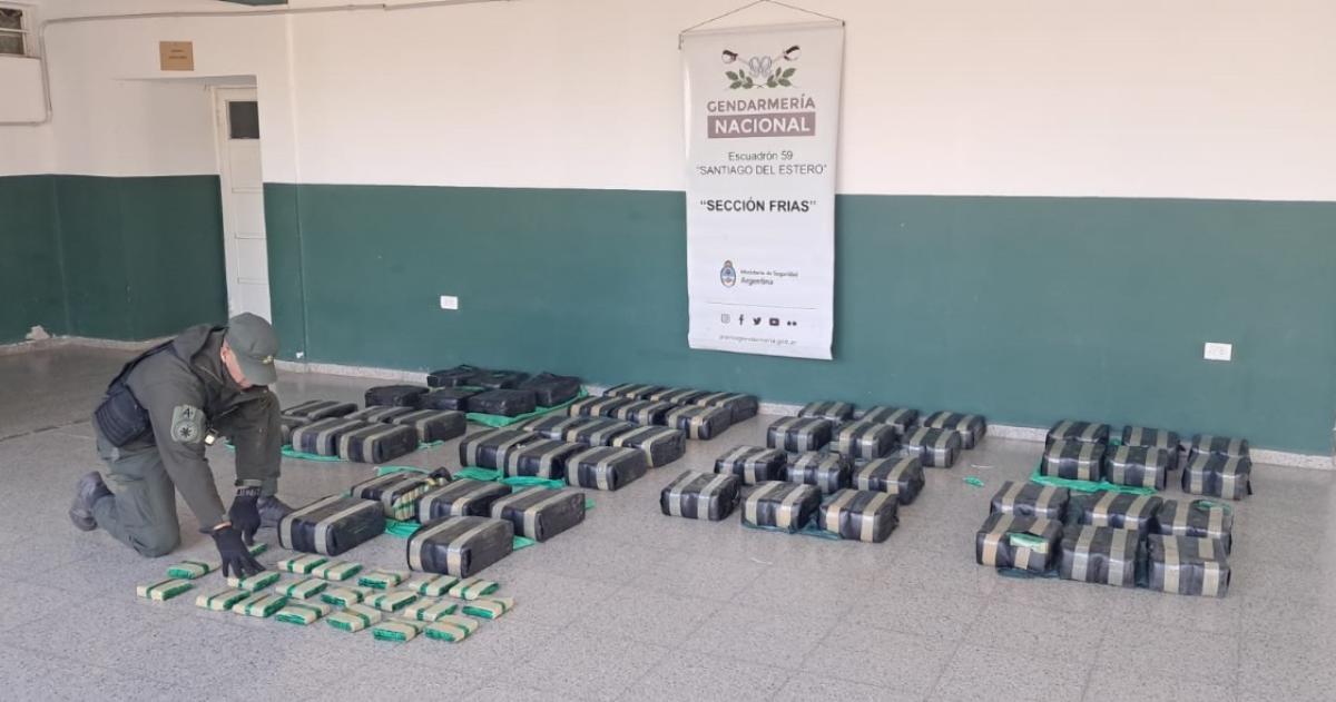 Incautaron 270 kilos de hojas de coca en un camioacuten que veniacutea a La Pampa